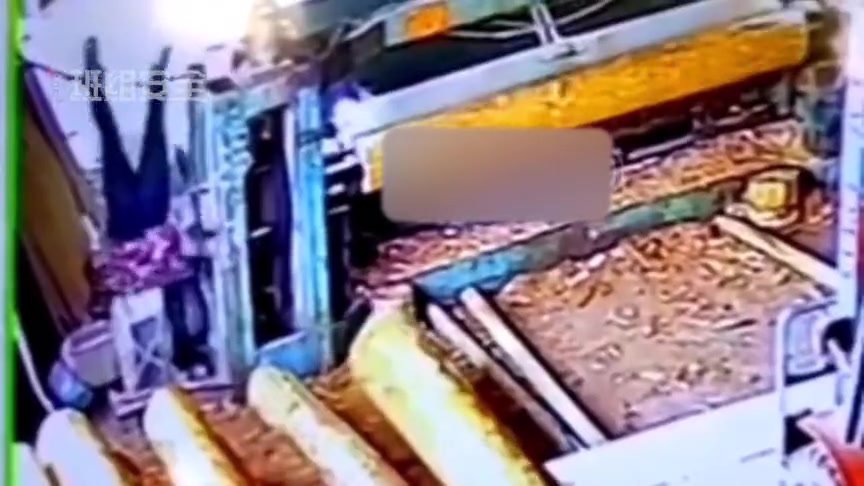 惨剧！工人被卷入机器，8个垂死挣扎瞬间被拍下__.mp4