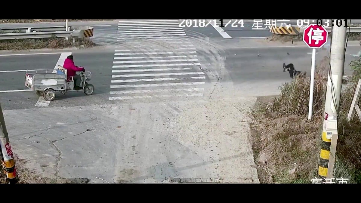 农村交通安全警示片《路口不按规定让行》.mp4