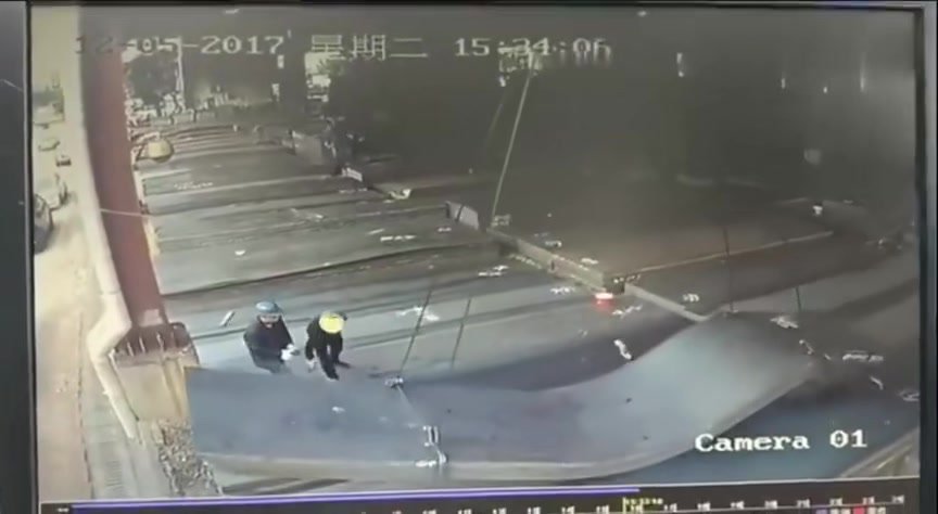 惊险！这就是为什么要戴安全帽.mp4