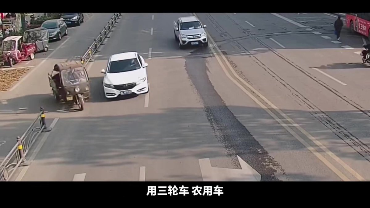 三轮车违法骑行.mp4