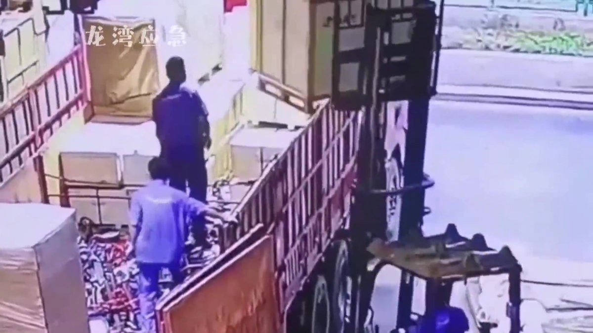 工友必看！监控记录下的血泪教训.mp4